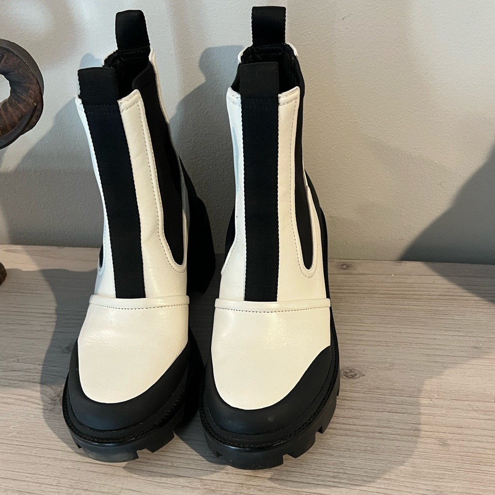 EUC Tory Burch Chelsea Boots size 10.5 Ivory and Black